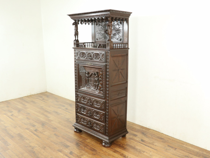 フランスアンティークブルターニュ木製彫刻装飾収納キャビネット 個性的な収納部分 彫刻も魅力 ブルターニュデザイン フランス