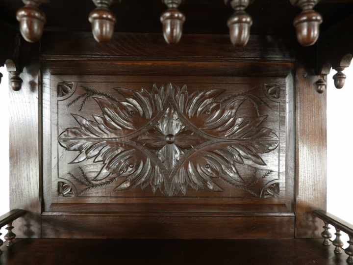 個性的な収納部分 彫刻も魅力 ブルターニュデザイン フランス