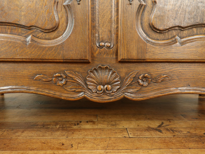 面取りガラスの美しいフレンチディスプレイキャビネット 65136