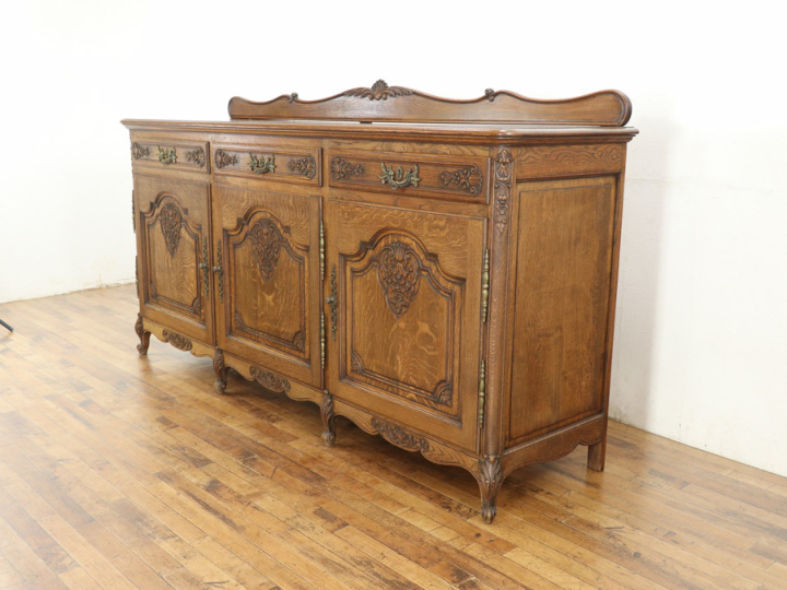 落ち着いたお色と細かな彫刻 フランス 猫脚サイドボード 65336