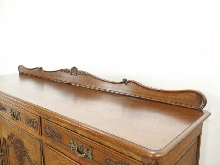 落ち着いたお色と細かな彫刻 フランス 猫脚サイドボード 65336