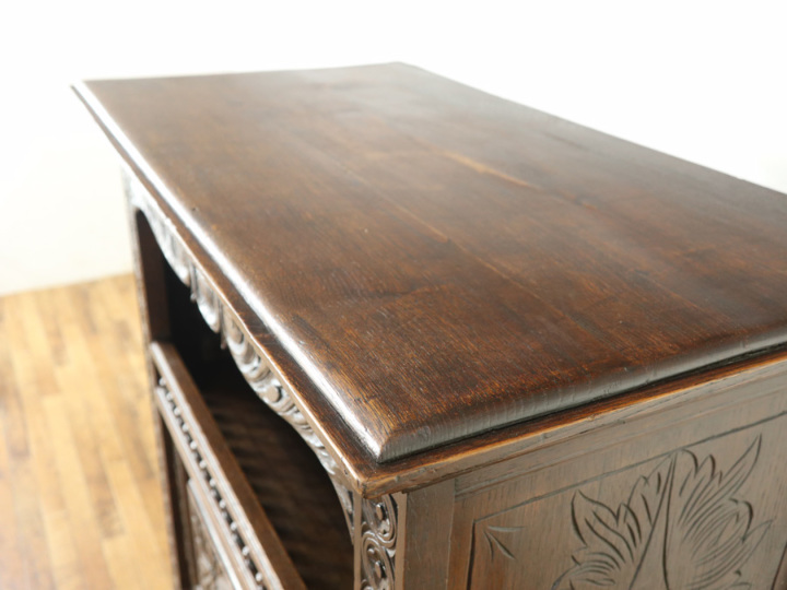 スピンドルが美しいレアサイズのキャビネット 70121 アンティーク家具