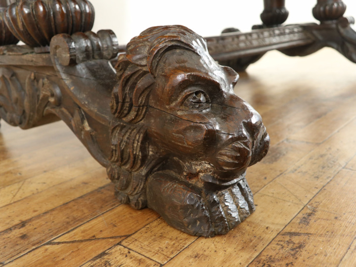 ライオンの彫刻、歴史をまとう希少サイズのテーブル 70138 