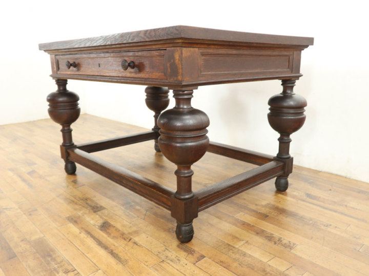 長い歴史を感じる重厚な引き出し付きテーブル 70168 アンティーク家具