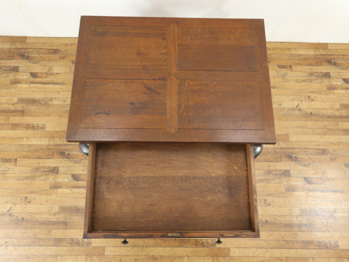 長い歴史を感じる重厚な引き出し付きテーブル 70168 アンティーク家具