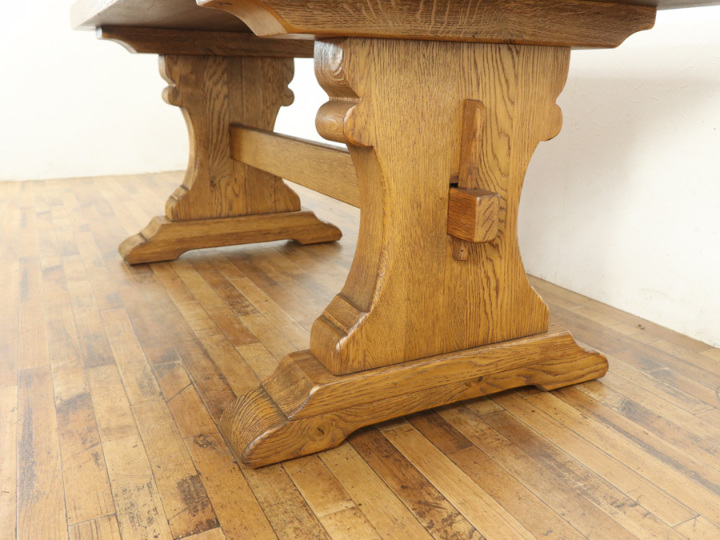 オランダテーブル 厚みのある無垢材の天板 ダイニングテーブル 素朴な