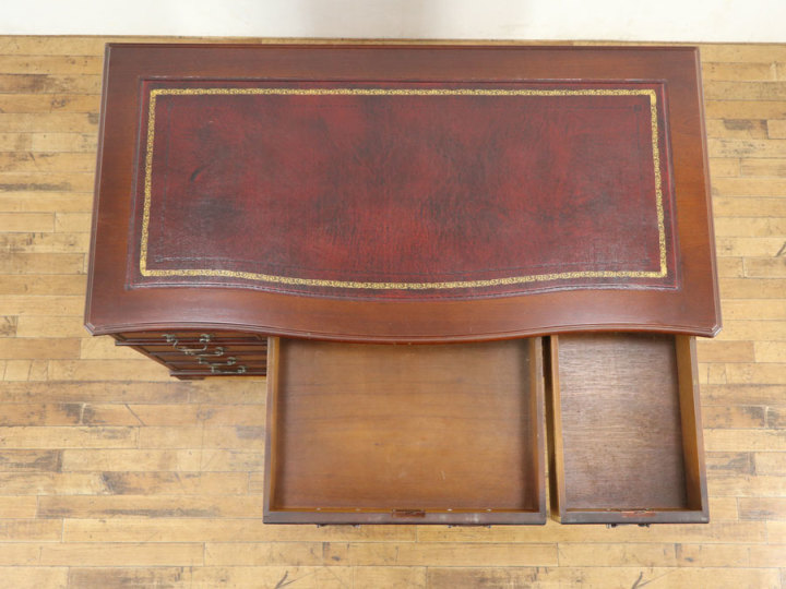 天板のカーブが素敵なデスク 70241 アンティーク家具 ウェブサイト商品