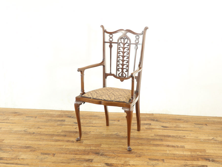 麗しくも独特、飾りたくなるマホガニーアームチェア 70403