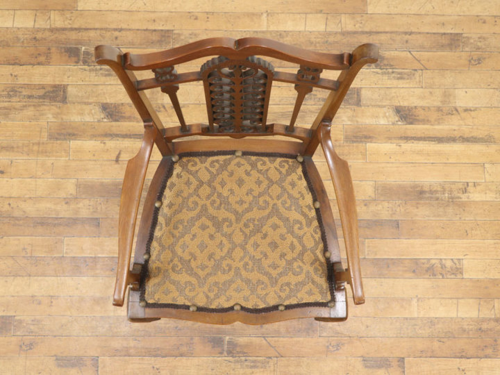 麗しくも独特、飾りたくなるマホガニーアームチェア 70403