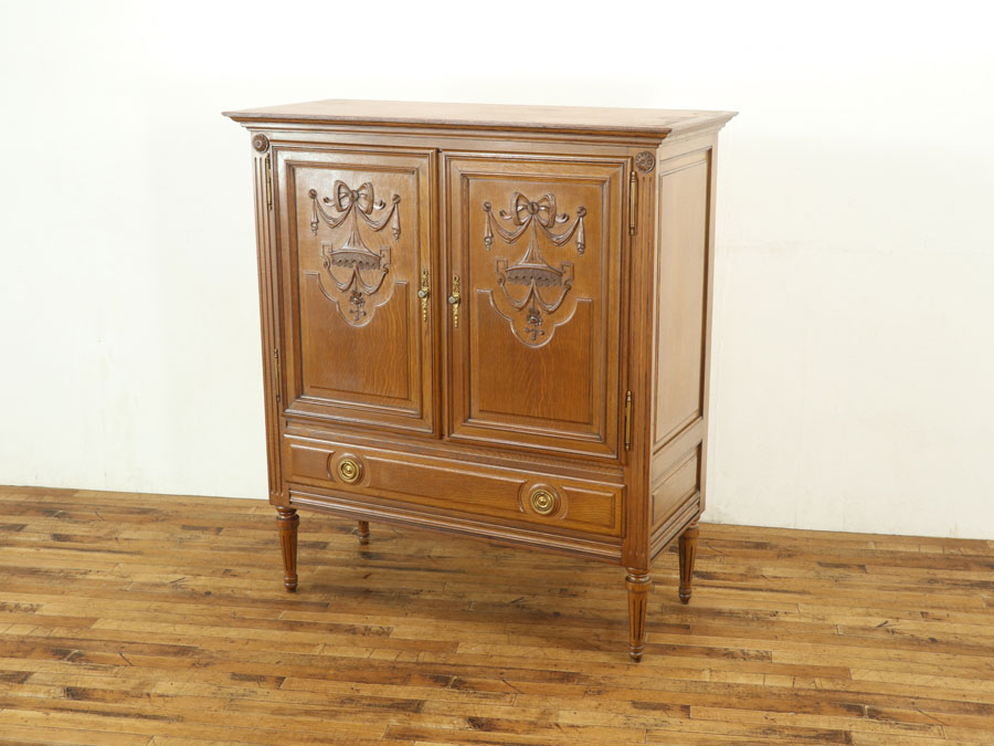 リボンの彫刻が可愛い キャビネット 70436 アンティーク家具 ウェブ