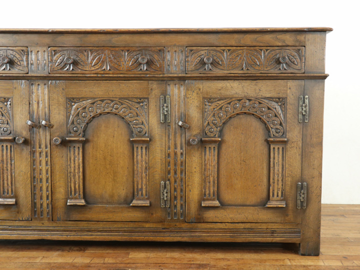 ゴシックの重厚なデザイン イプスウィッチサイドボード 80094