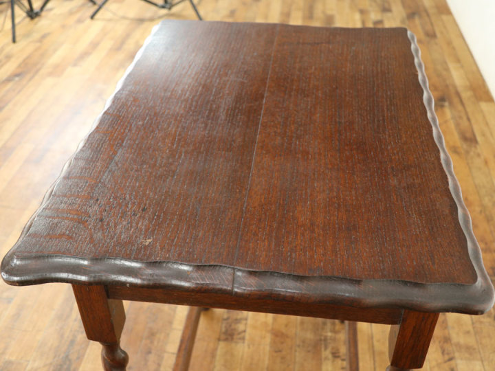 落ち着いたお色も魅力のサイドテーブル イギリスアンティーク