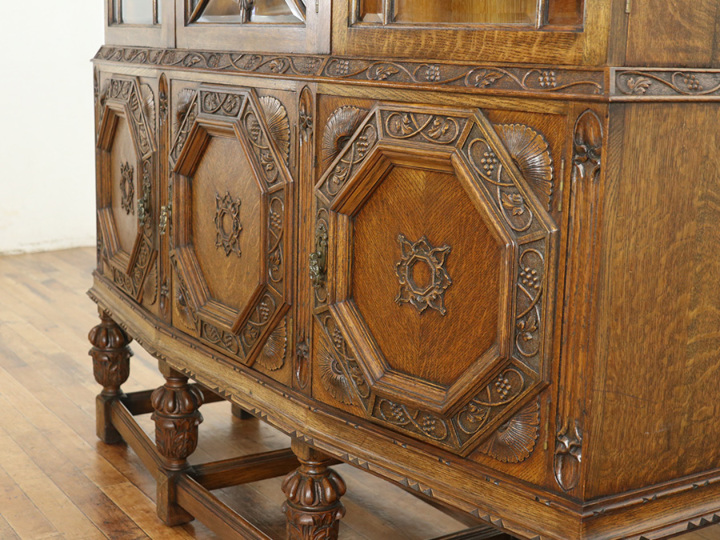 洗練された高級感 イギリスアンティーク キャビネット 80495