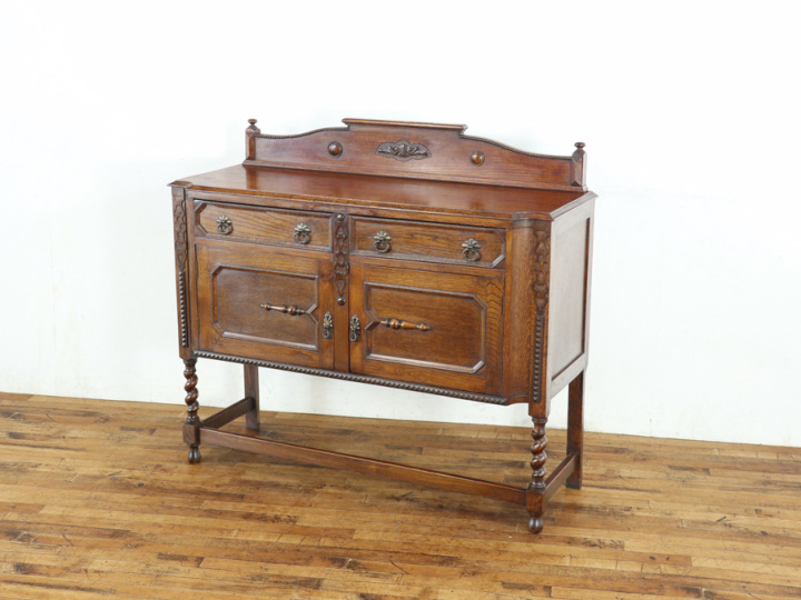 サイドボード　アンティーク　家具 特徴的なデザインと伝統的なデザイン イギリスアンティーク サイド