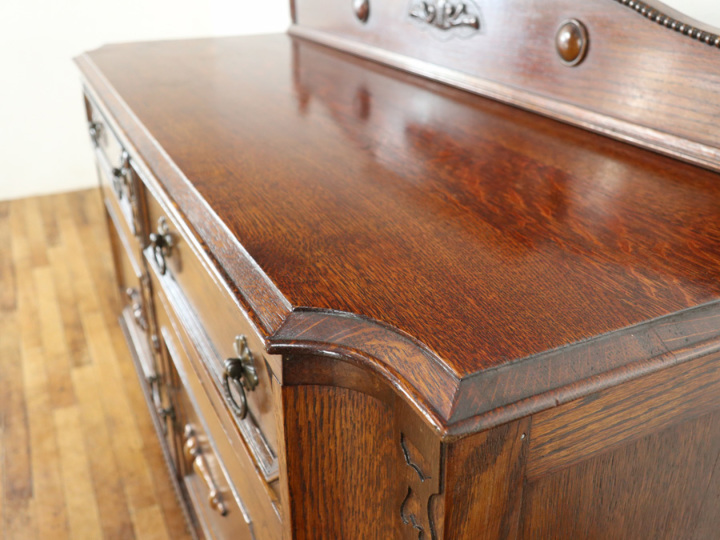 特徴的なデザインと伝統的なデザイン イギリスアンティーク サイド