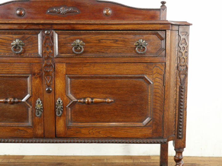 特徴的なデザインと伝統的なデザイン イギリスアンティーク サイド