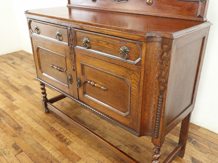 特徴的なデザインと伝統的なデザイン イギリスアンティーク サイド