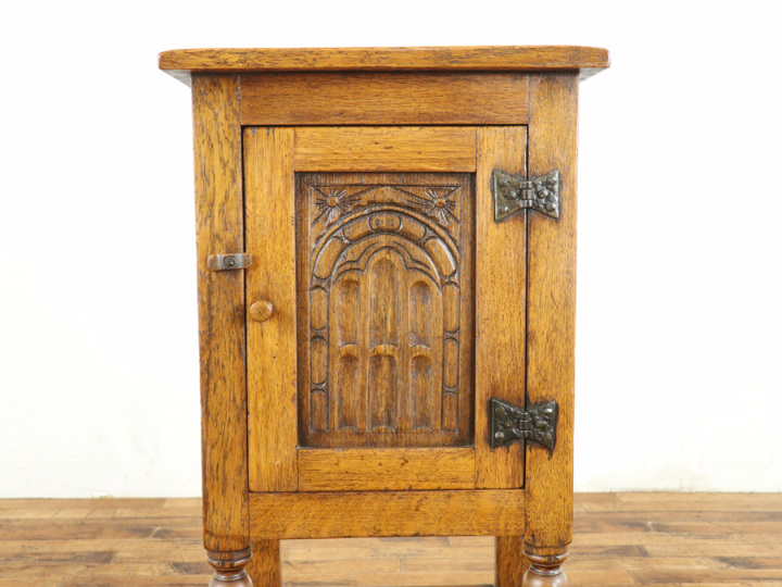 素朴なぬくもりとゴシックの重厚感 ナイトテーブル 80520 アンティーク