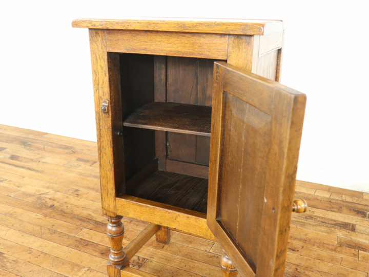 素朴なぬくもりとゴシックの重厚感 ナイトテーブル 80520 アンティーク