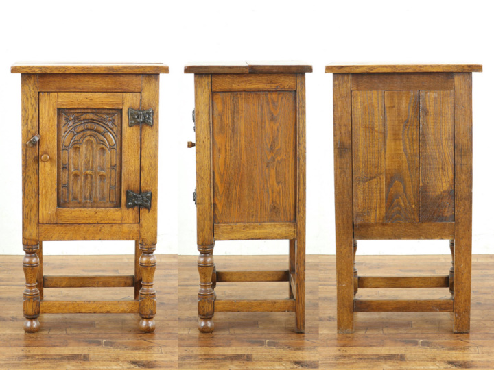 素朴なぬくもりとゴシックの重厚感 ナイトテーブル 80520 アンティーク