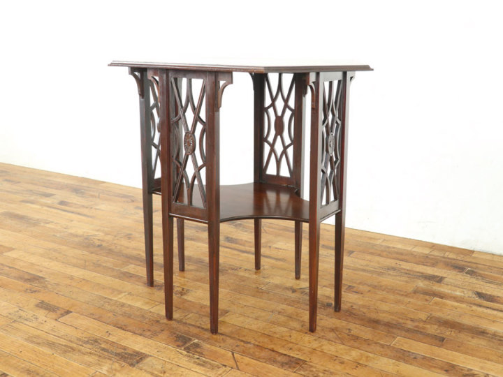 透かし彫りも魅力 個性が調和した美しさ イギリスアンティーク サイド