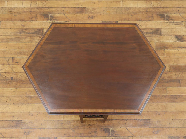 透かし彫りも魅力 個性が調和した美しさ イギリスアンティーク サイド