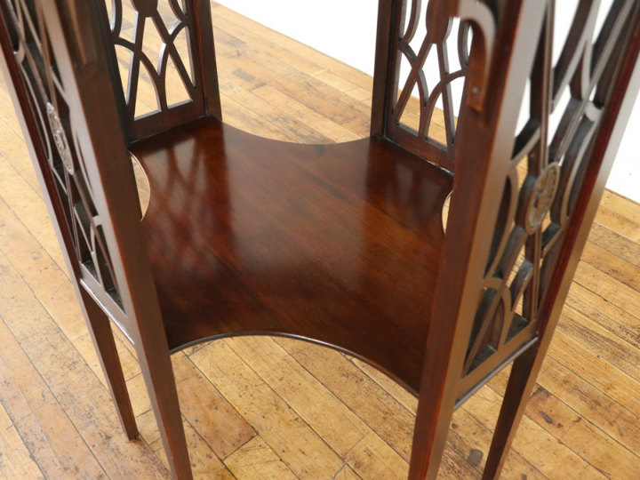 透かし彫りも魅力 個性が調和した美しさ イギリスアンティーク サイド