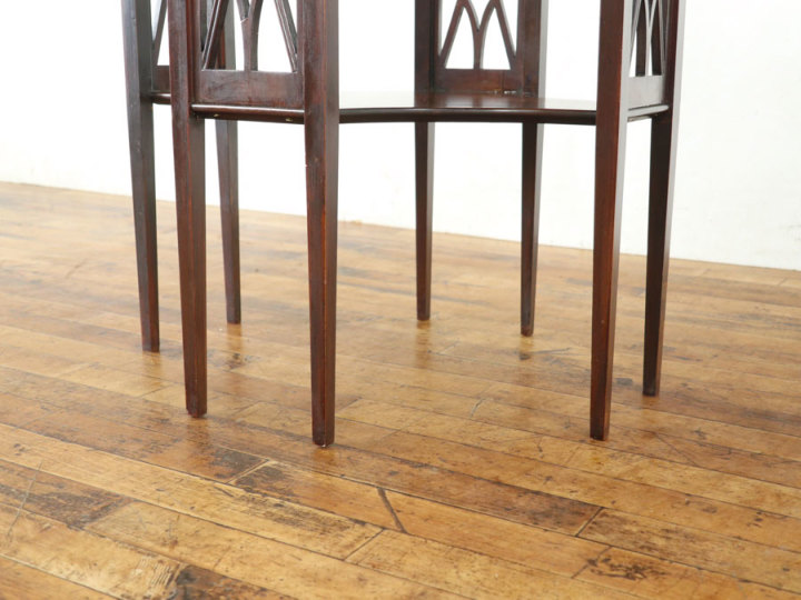 透かし彫りも魅力 個性が調和した美しさ イギリスアンティーク サイド