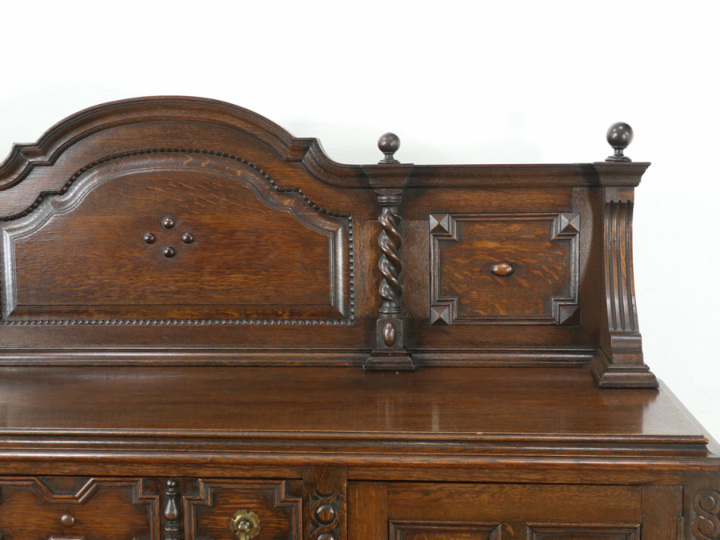 22年以上のアンティーク 重厚な存在感 イギリスアンティーク サイドボード 80564 アンティーク