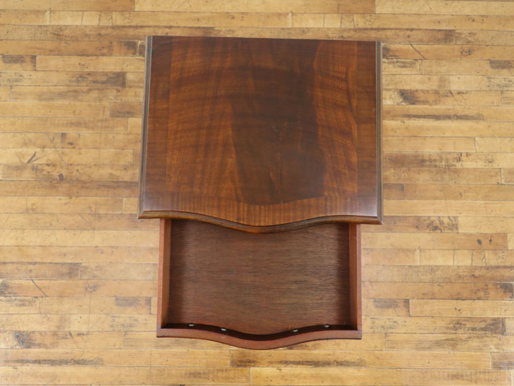 美しいサーペンタインフロントとマホガニー材の杢目 チェスト 80588