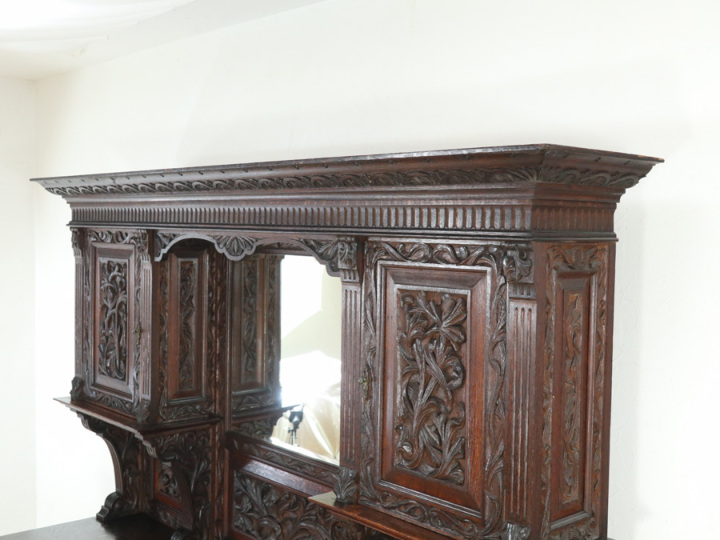 イギリスアンティーク家具 素晴らしい彫刻 ミラーバックキャビネット