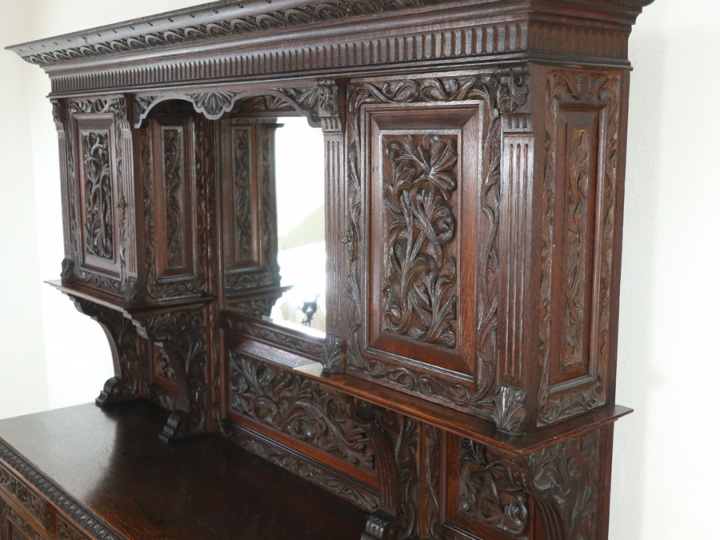 イギリスアンティーク家具 素晴らしい彫刻 ミラーバックキャビネット