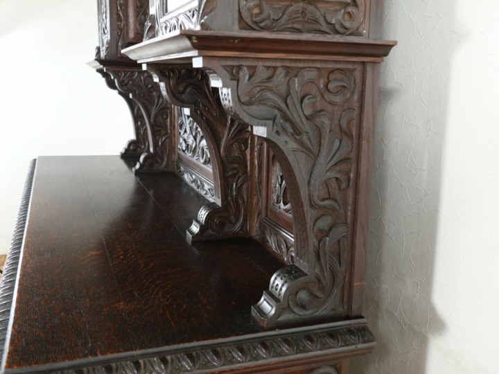 イギリスアンティーク家具 素晴らしい彫刻 ミラーバックキャビネット