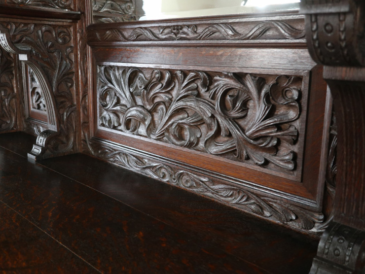 イギリスアンティーク家具 素晴らしい彫刻 ミラーバックキャビネット