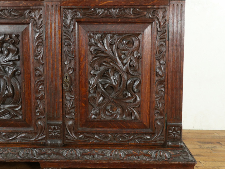 イギリスアンティーク家具 素晴らしい彫刻 ミラーバックキャビネット