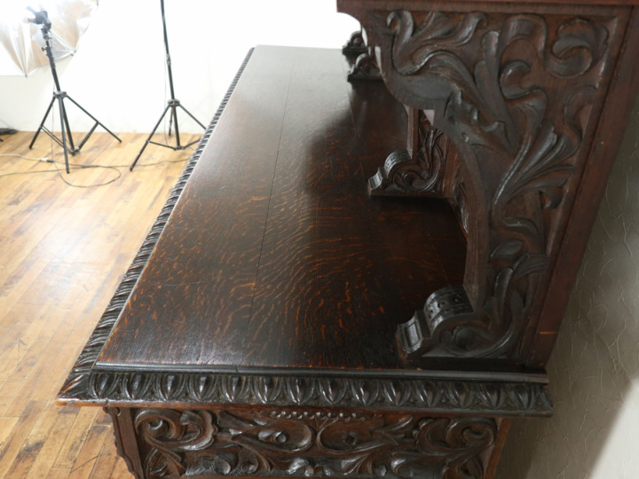 イギリスアンティーク家具 素晴らしい彫刻 ミラーバックキャビネット