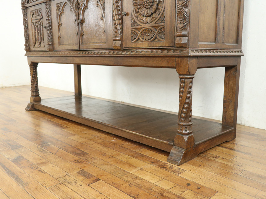 ゴシックの印象的なデザイン カップボード 80605 アンティーク家具